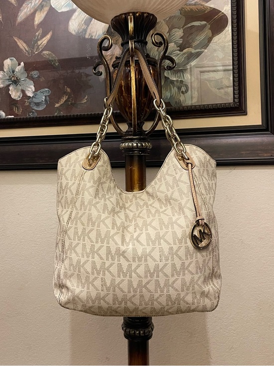 Michael Michael Kors please check all picture of condition - Picture 3 of 17